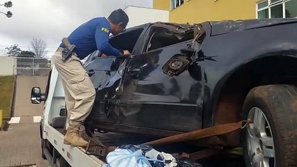 Gol carregado com maconha capota na rodovia BR-163