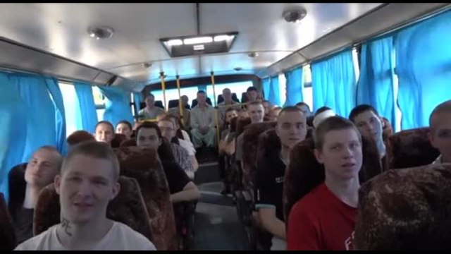 Gli ex prigionieri di guerra russi liberi dopo lo scambio con l'Ucraina