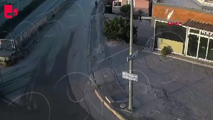 Hatay'da hafriyat kamyonu üst geçitten düştü: O anlar kamerada
