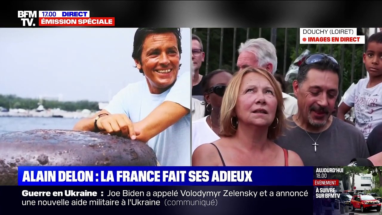 Les admiratteurs d'Alain Delon lui rendent hommage devant les grilles de Douchy.
