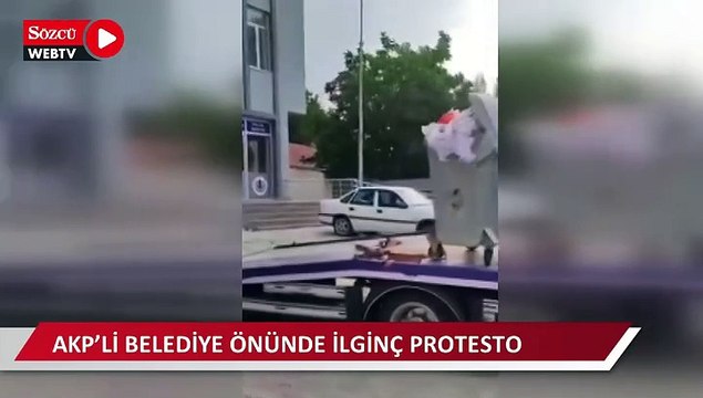 AKP’li belediye önünde ilginç protesto: Biriken çöpleri belediye binası önüne döktü