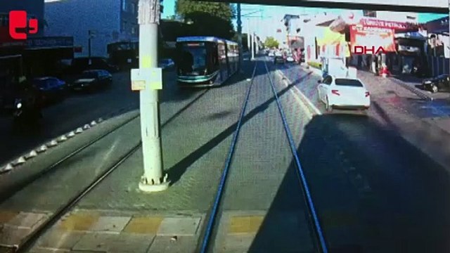 İzmit'te tramvayın çarptığı yaya öldü, kaza kamerada