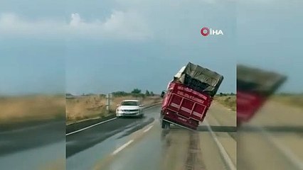 Domates yüklü kamyonet böyle devrildi