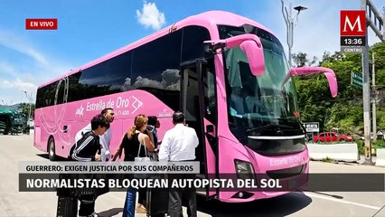 Normalistas de Ayotzinapa bloquean Autopista del Sol