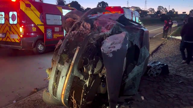 Duas pessoas ficam feridas após grave capotamento na PRc-467 em Cascavel