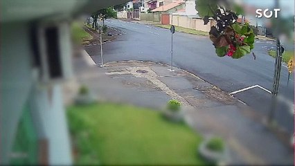 Idoso de 64 anos fica ferido após capotamento no bairro Neva em Cascavel