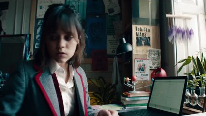 Jenna Ortega Shines as Astrid Deetz in Beetlejuice Movie Featurette 🎬