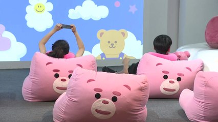 10m 크기 초대형 곰 인형과 함께 휴일 남산 서울타워 나들이 / YTN