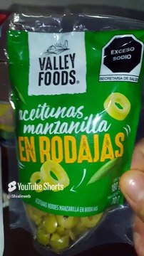 a preparar una rica y deliciosa botana con tostitos aceitunas salsa picante y cervezas ultra frias