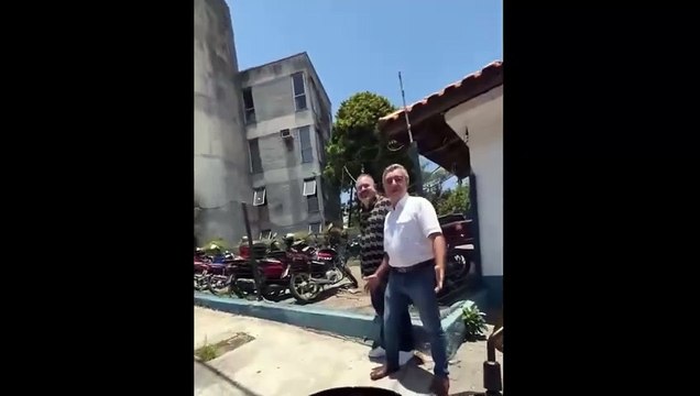 Ce motard fou aime bien faire des blagues... un peu flippantes