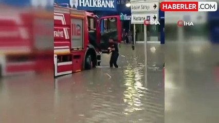 Samsun'da sağanak etkili oldu, caddeler dereye döndü