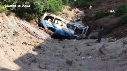 Yolcu otobüsü uçuruma yuvarlandı: 29 kişi hayatını kaybetti