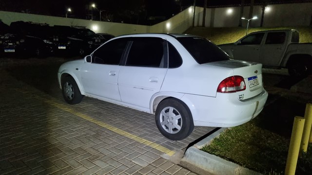 PM recupera veículo furtado e prende cinco pessoas