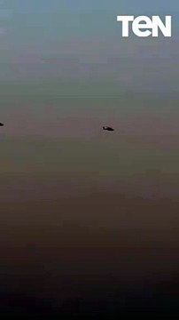 طائرات هليكوبتر هجومية تابعة لسلاح الجو الإسرائيلي تعمل فوق شمال إسرائيل