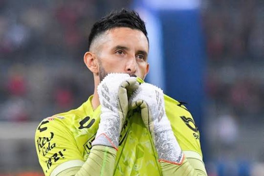 Camilo Vargas ataja penal ante Pumas por la Liga MX