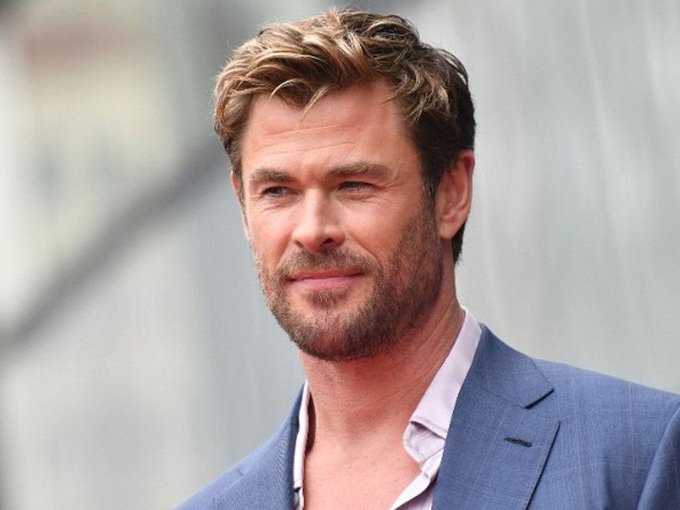 Chris Hemsworth spielt vor 70.000 Fans Schlagzeug