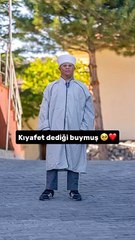 Bir köye ziyareti sırasında, köyün büyükleri ile konuşurken yanına gelen down sendromlu arkadaşın “kıyafetlerimi giyeyim beni de çek” ricasını kırmayan fotoğrafçı 