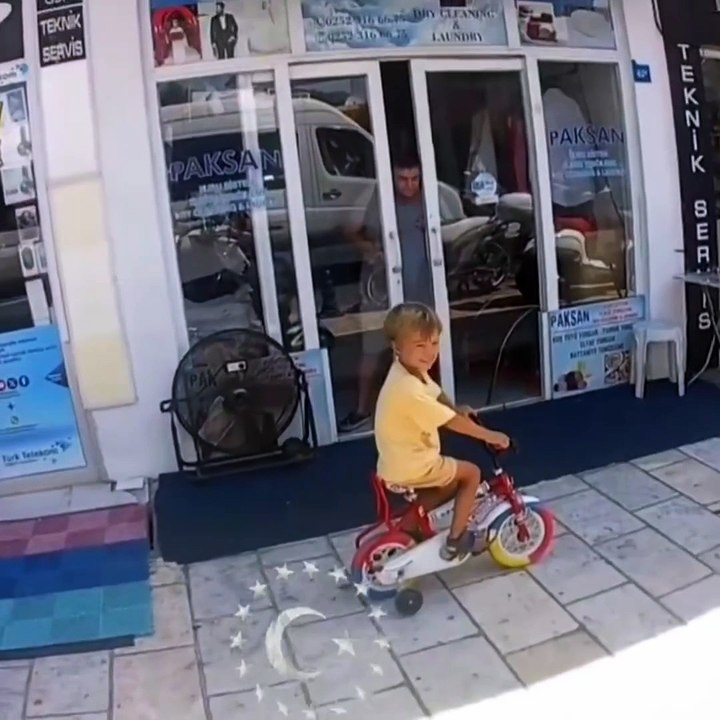 Kaldırımdan bisiklet sürerek kural ihlali yapan ufaklığı kenara çekip peş peşe cezaları kesen trafik polisi 