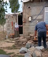 İnşaatta çalıştıkları esnada kendilerine çay ve yemek getiren teyzeye, gönül borçlarını teyzenin balkonunu tamir ederek yerine getiren emekçiler