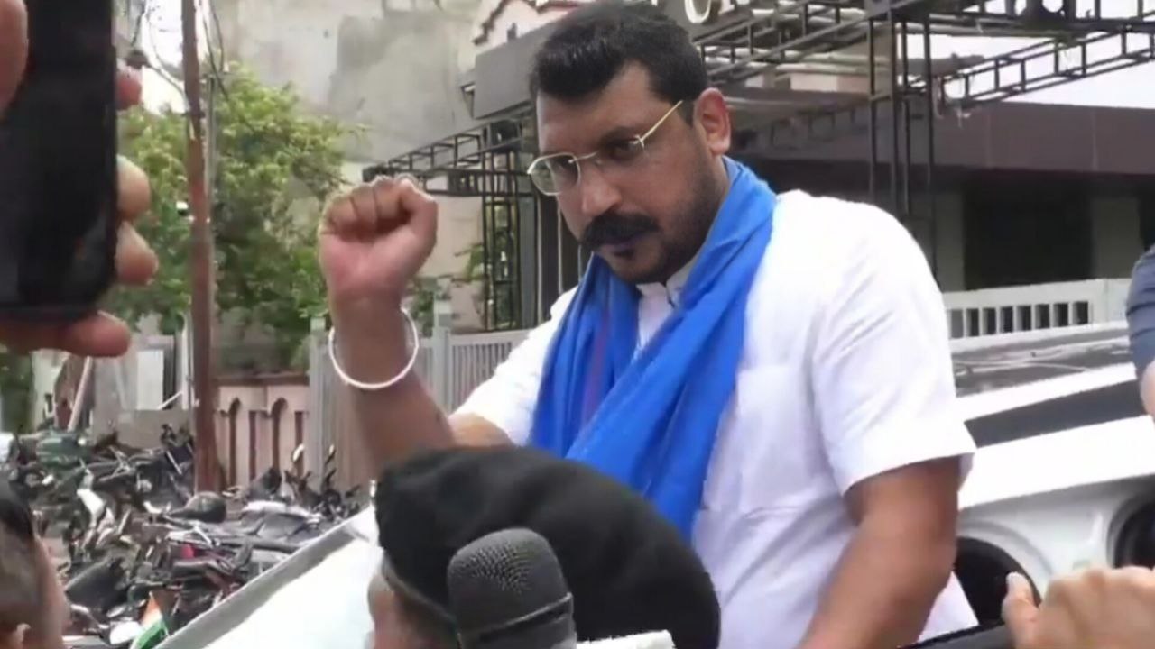 भीम आर्मी प्रमुख नगीना सांसद चंद्रशेखर आजाद का विवादित बयान, बोले- उस विधायक को जूते से पीटना चाहिए