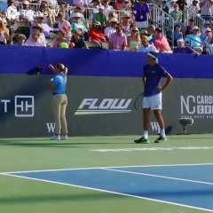 Pelotazo de Alex Michelsen a una aficionada