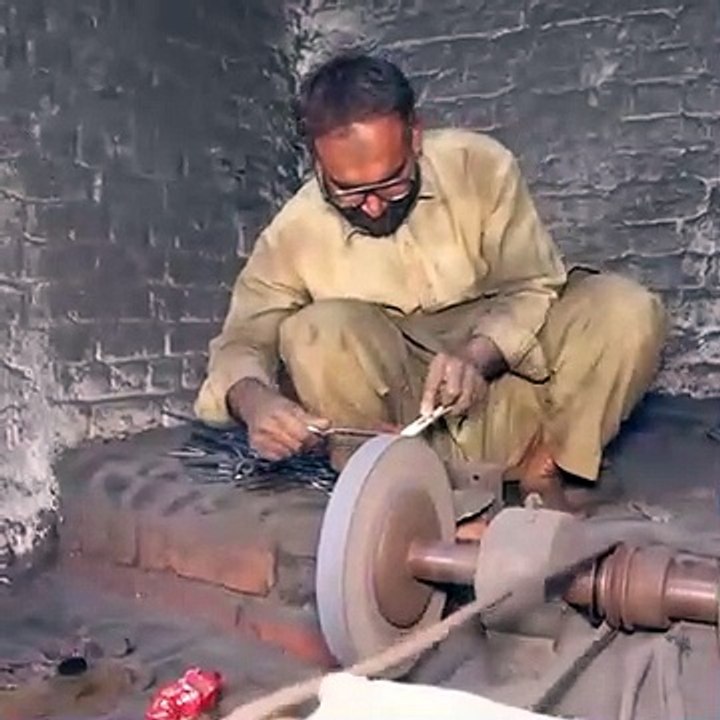 स्थानीय कारखाने में गुणवत्तापूर्ण कैंची की निर्माण प्रक्रिया 2