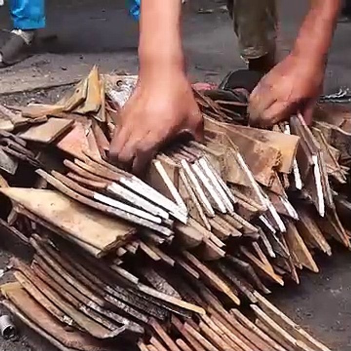 दीवार के हुक बनाने के लिए जंग लगे पत्तों के झरनों का पुन: उपयोग करें