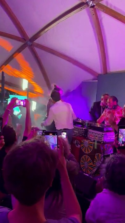 Cette vidéo qui fait grincer des dents : Marine Tondelier et Oliver Faure dansant face à un DJ portant un masque d’Emmanuel Macron, hier, jour d'une attaque terroriste contre une synagogue en France