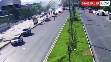 Yanan otomobili trafik polisleri yangın tüpüyle söndürdü