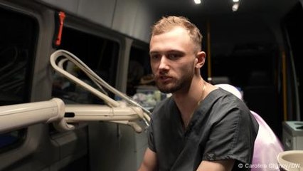 Ukrainian dentists brave bombs to treat toothache