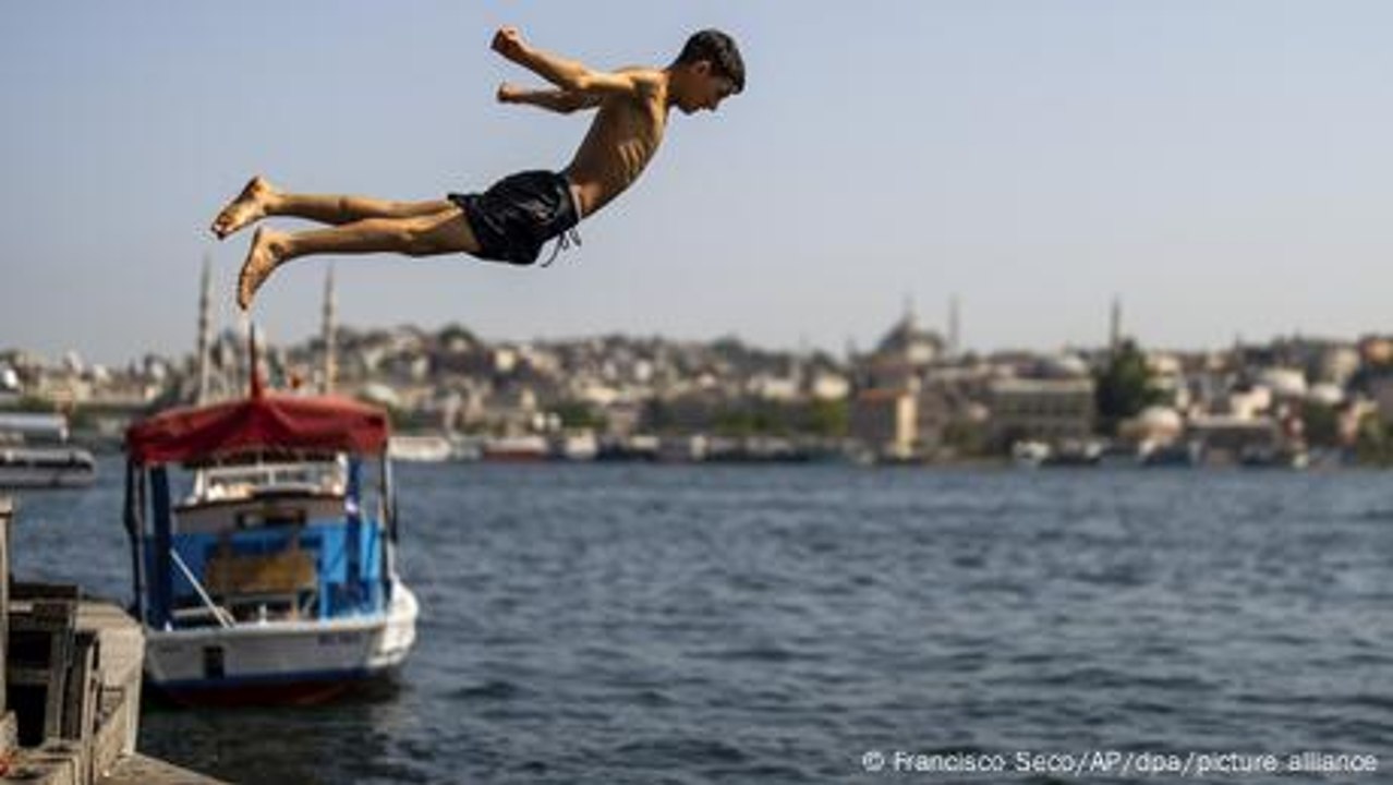 Thousands swim between continents in iconic Istanbul race