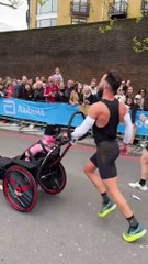 Eric Domingo Roldán et sa mère Silvia franchissent la ligne du marathon de Londres en 2h58 !