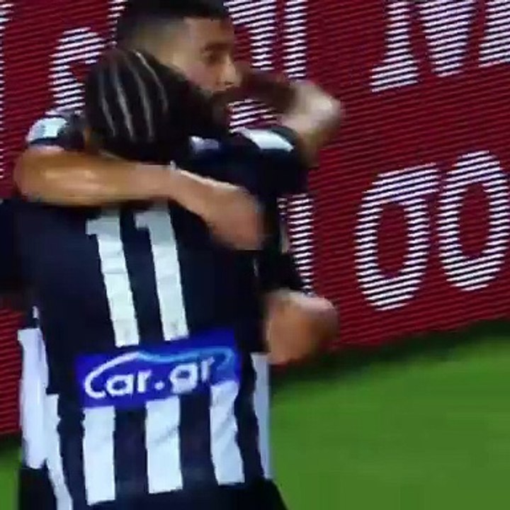 الدولي المغربي طارق تيسودالي يسجل الهدف الثاني لفريقه باوك في مرمى بانيتوليكوس في الدوري اليوناني.