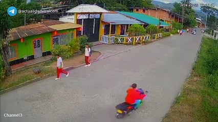 Motociclistas impactan contra otro moto y dejan a tres personas heridas