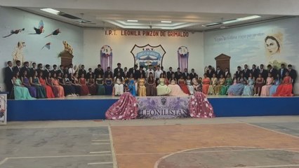 Docentes y padres hacen realidad el sueño de 42 quinceañeras en Penonomé