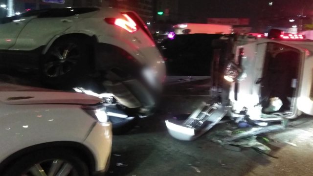 경기 용인 사거리에서 차량 3대 충돌...2명 중경상 / YTN