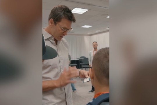 Tom Brady recuerda su infancia mientras intercambia tarjetas coleccionables con niños