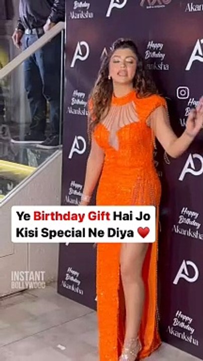 Akansha Puri:yh birthday gift ha Jo Kisi special ny dia hai.