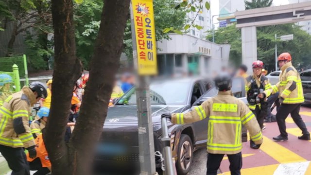 인도 돌진 승용차에 치인 70대 등교 도우미 숨져 / YTN