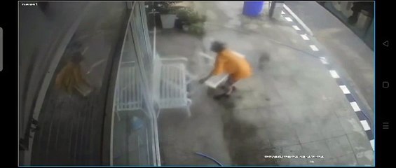 เปิดคลิปวงจรปิด วีรกรรมป้าข้างบ้านป่วนคลินิกทำฟัน ใน จ.นครราชสีมา