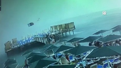 Kemer'de kuvvetli fırtına şezlong ve şemsiyeleri uçurdu!