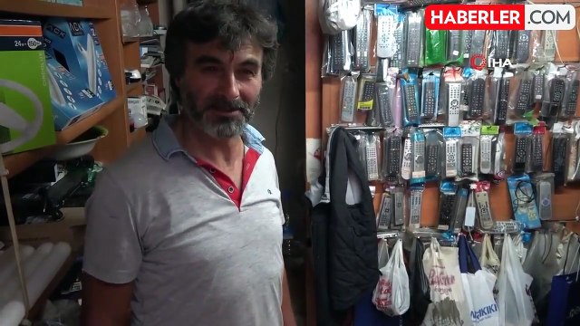 Sıcaktan bunalan sokak köpeği klimalı iş yerine girerek serinledi