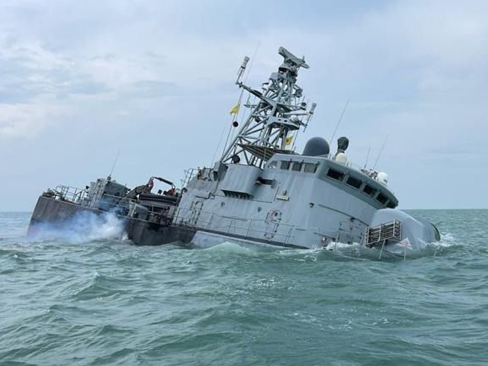 Kriegsschiff sinkt nach Crash mit unbekanntem Objekt