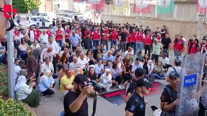 Katledilen gazeteciler için polis ablukasında açıklama... 'Her koşulda hakikatin sesi çıkacak' | Haber: Rojhat ABİ