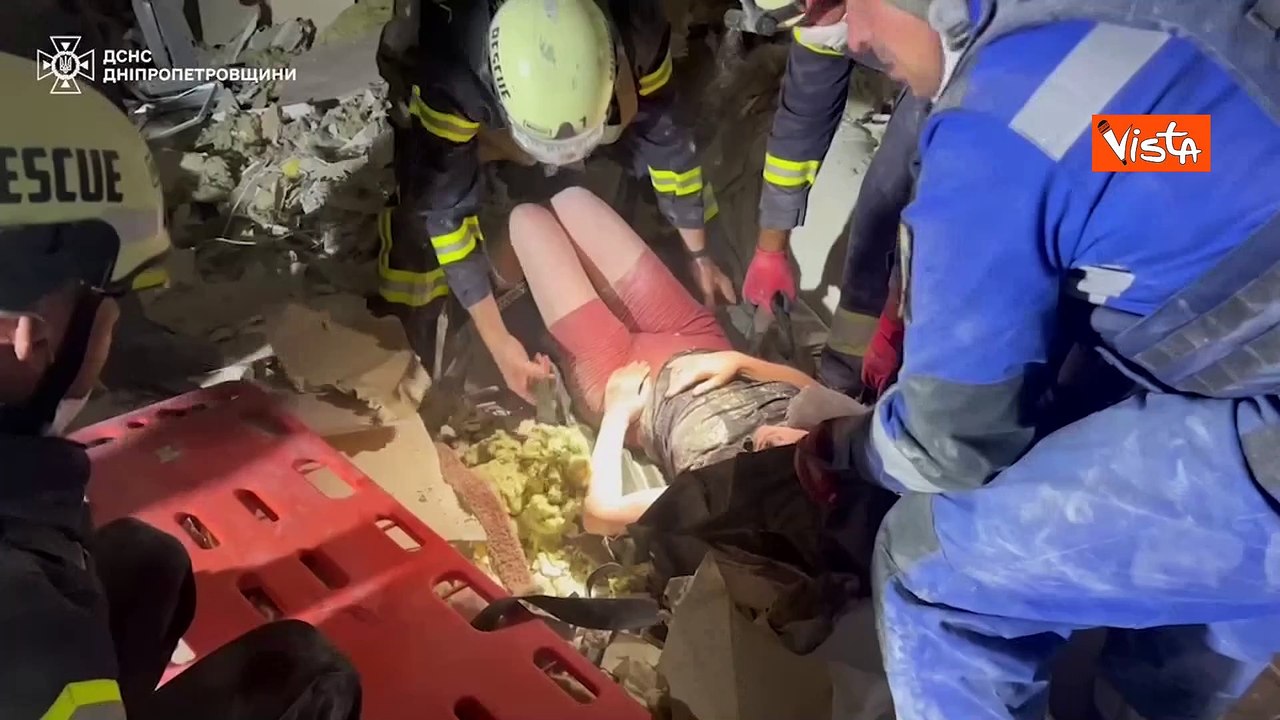 Squadre di emergenza scavano per cercare i sopravvissuti all'ultimo bombardamento russo in Ucraina