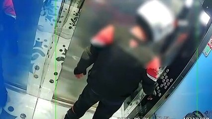 Esenyurt'ta tuvaletini yaptığı iddia edilen kurye asansörde mahsur kaldı: O anlar kamerada