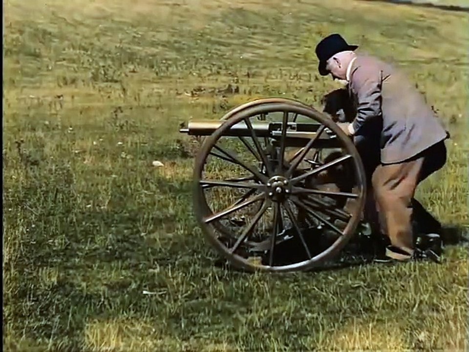 (1897) Sir Hiram Maxim probando su invento, la ametralladora
