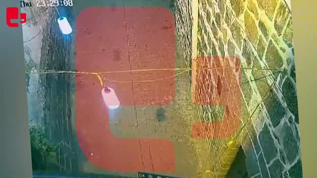 Hewş Kafe'ye yönelik saldırının görüntüleri ortaya çıktı Diyarbakır'da Hewş Kafe'ye yönelik ses bombalı ve silahlı saldırının görüntüleri ortaya çıktı. Rojhat ABİ DİYARBAKIR- Diyarbakır’ın Sur ilçesine bağlı Cami Kebir Mahallesi’nde bulunan Karga ve