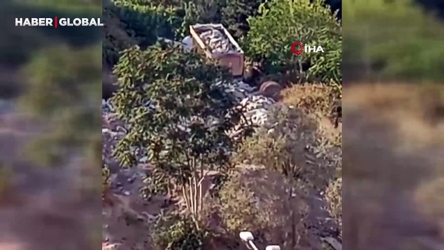 Beton mikseri yola beton ve pis su dökerek ilerledi, bir sürücü isyan etti