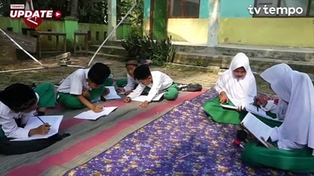 Sekolah Rusak Parah, Siswa Belajar di Lapangan dan Rumah Warga